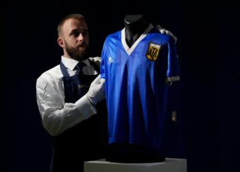 Subastan en 9 millones de dólares la playera de Maradona hecha en Tepito
