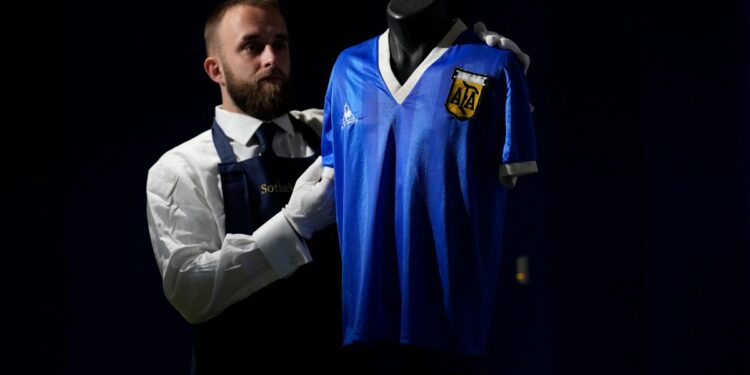 Subastan en 9 millones de dólares la playera de Maradona hecha en Tepito