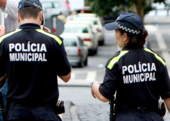Guardia Municipal puso a salvo a un menor de 14 años que se encontraba durmiendo en una banqueta