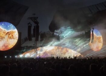 Coldplay proyectó en concierto las imágenes del universo tomadas por el James Webb