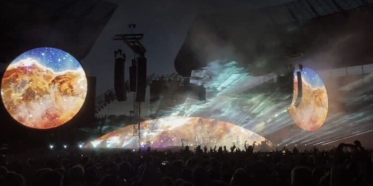 Coldplay proyectó en concierto las imágenes del universo tomadas por el James Webb