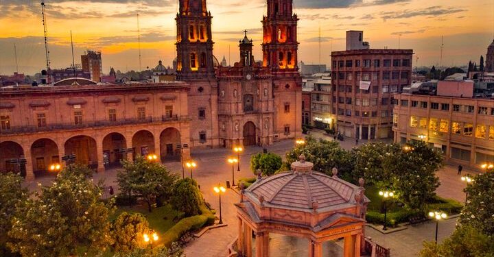 Día parcialmente nublado pero caluroso en la capital potosina