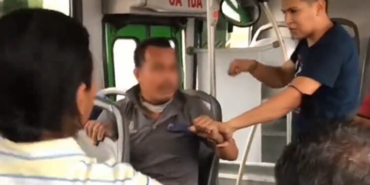“Pónganse abusadas niñas”; pasajero golpea a sujeto por acosar a una señorita