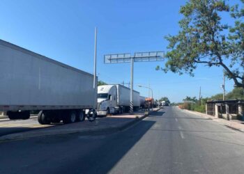 Tras captura de líder de autodefensas, bloquean carretera a Monterrey en Tamaulipas