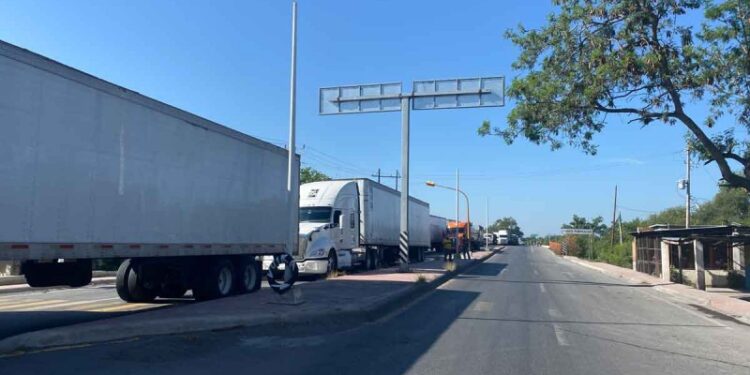 Tras captura de líder de autodefensas, bloquean carretera a Monterrey en Tamaulipas