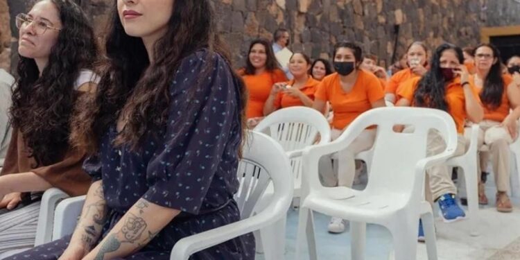 Mon Laferte arma concierto en penal femenil de Cajeme, Sonora