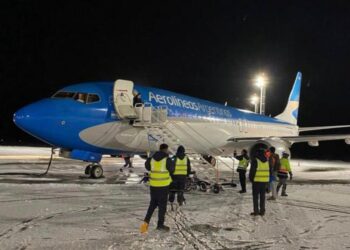 Avión aterriza de emergencia en Argentina por amenaza de bomba