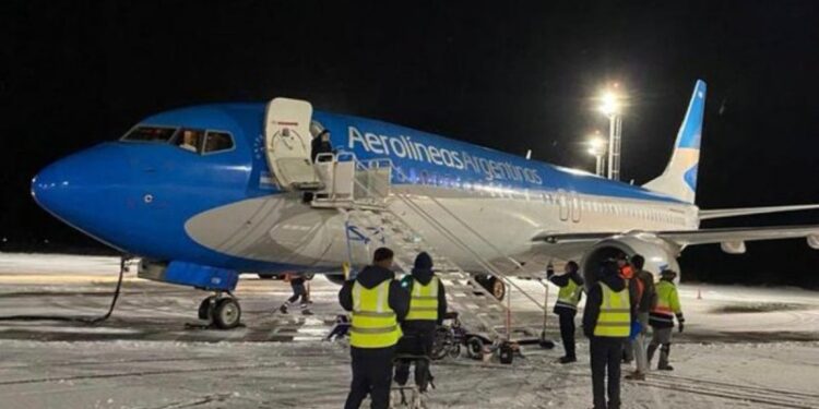 Avión aterriza de emergencia en Argentina por amenaza de bomba