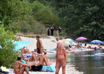 Matan a tiros a hombre en playa nudista por tocarse mientras miraba a mujer