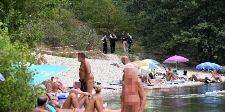 Matan a tiros a hombre en playa nudista por tocarse mientras miraba a mujer