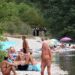 Matan a tiros a hombre en playa nudista por tocarse mientras miraba a mujer