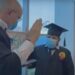 Joven falta a su graduación por cáncer y el rector de la universidad arma ceremonia en el hospital