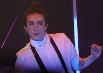 Bailarín aplastado por pantalla gigante fue inducido al coma