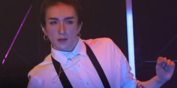 Bailarín aplastado por pantalla gigante fue inducido al coma
