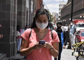 Bajan levemente los contagios por Covid-19