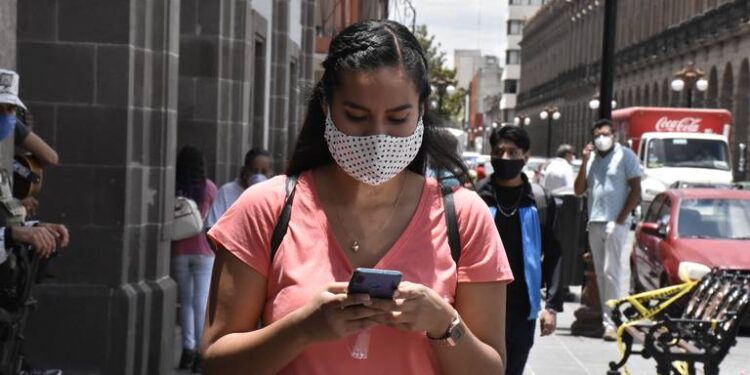 Bajan levemente los contagios por Covid-19
