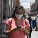 Bajan levemente los contagios por Covid-19