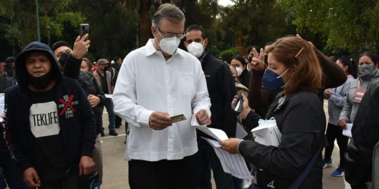 Marcelo Ebrard se afilia a Morena y participa en elecciones internas