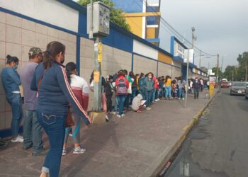 Largas filas para la vacunación de menores contra el Covid-19
