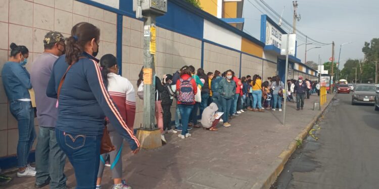 Largas filas para la vacunación de menores contra el Covid-19
