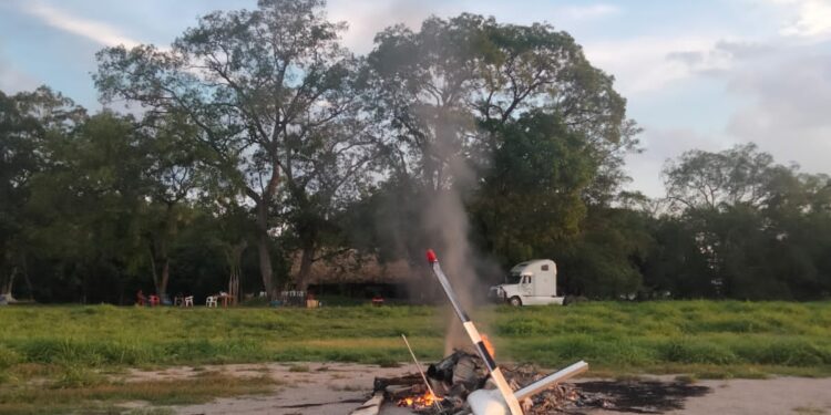 Encuentran helicóptero incendiado y cuatro ejecutados en Tamasopo