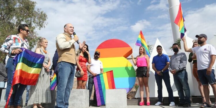 Enrique Galindo develó letras monumentales en el asta bandera como parte del programa “Expresión San Luis”