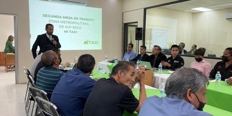 Gobierno del Estado realiza mesas de trabajo con el gremio taxista