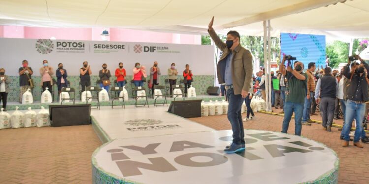 Ricardo Gallardo entrega becas alimentarias en Villa de Reyes y anuncia clínica rosa