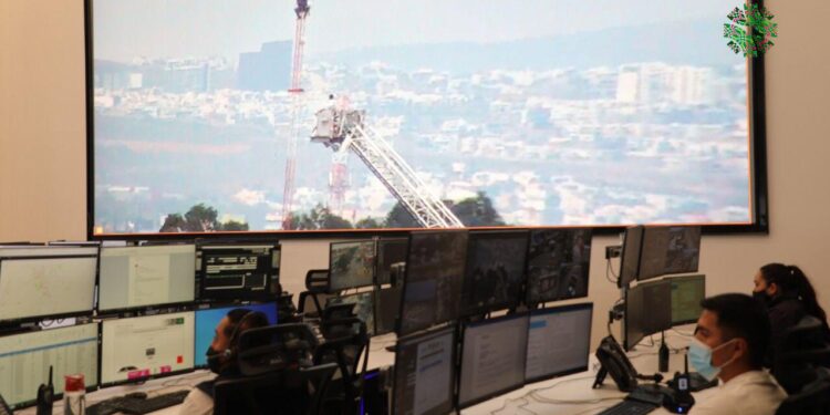 Impiden el suicidio de un hombre que pretendía de saltar  desde una antena en Quintas de la Hacienda
