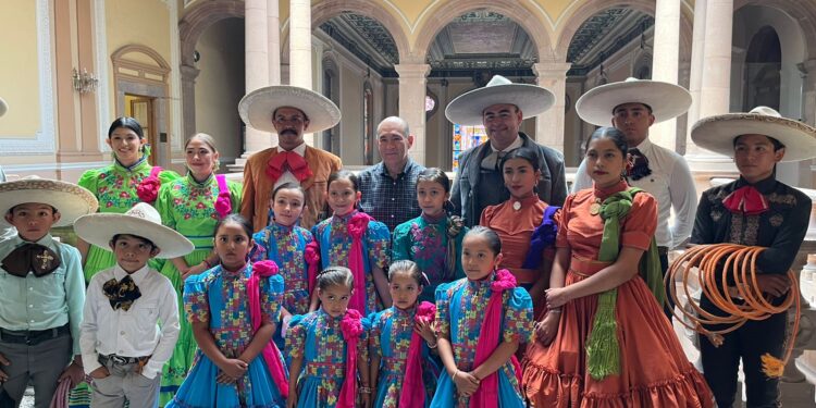 Enrique Galindo entregó apoyo a los Charros y Escaramuzas que participarán en el Nacionalito