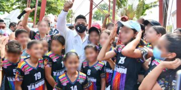 Ricardo Gallardo regresa a Tamuín y entrega apoyos escolares a niños