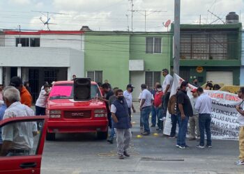 Taxistas protestan en la SCT, exigen entrega de concesiones y alto al pirataje