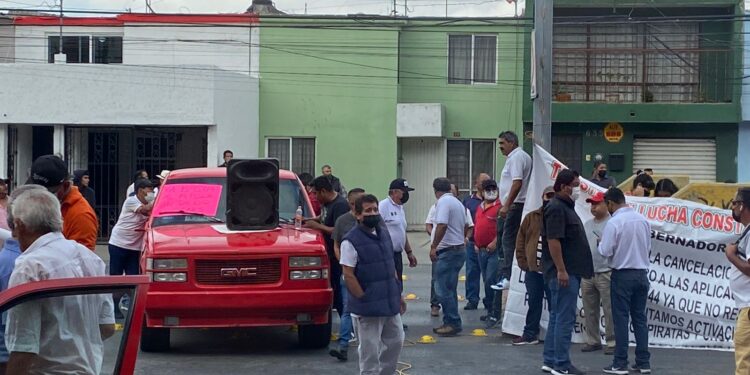 Taxistas protestan en la SCT, exigen entrega de concesiones y alto al pirataje