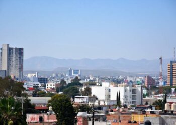 Día parcialmente nublado pero caluroso en SLP