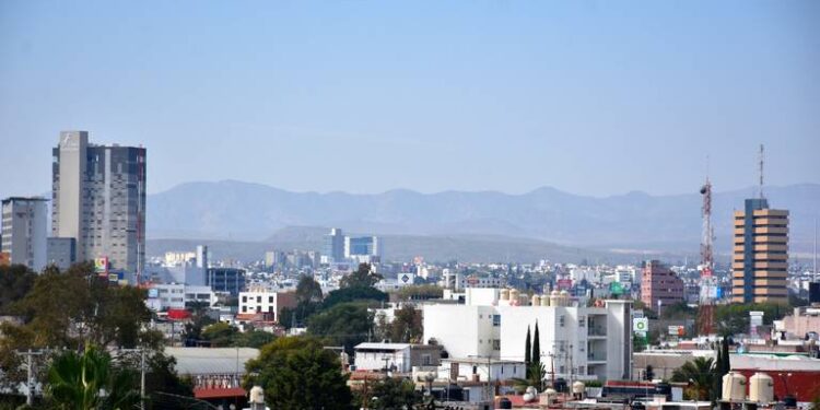 Día parcialmente nublado pero caluroso en SLP