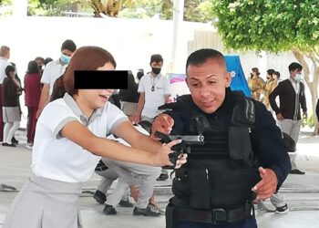 Policías “prestan” armas de fuego a alumnos de secundaria en Guanajuato; ya los investigan