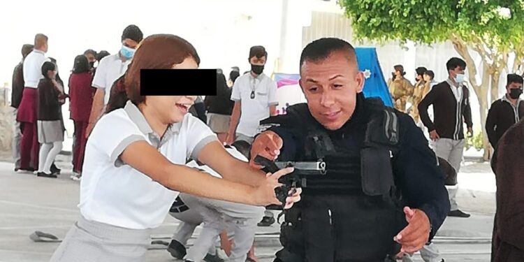 Policías “prestan” armas de fuego a alumnos de secundaria en Guanajuato; ya los investigan