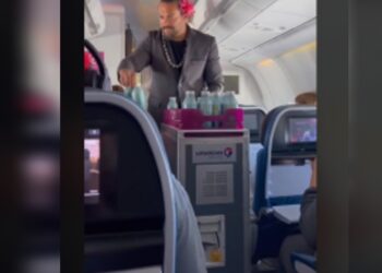 ¿Trabajo de medio tiempo? Jason Momoa debuta como sobrecargo en aerolínea