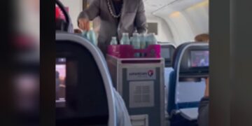 ¿Trabajo de medio tiempo? Jason Momoa debuta como sobrecargo en aerolínea