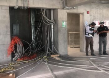 Trabajadora de limpieza cae 10 pisos por andar ‘jugando a las escondidas’