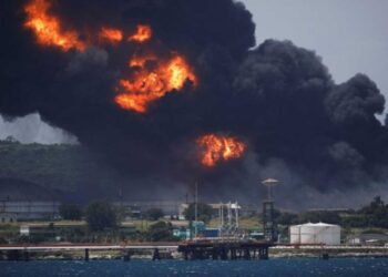 Desplazados, 5 mil por incendio en Cuba; aterriza más ayuda mexicana