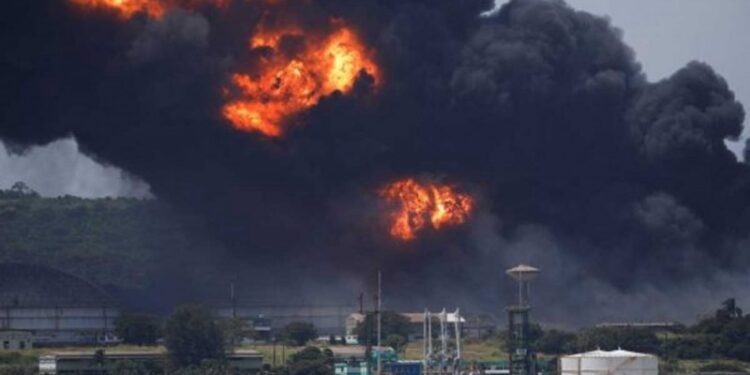 Desplazados, 5 mil por incendio en Cuba; aterriza más ayuda mexicana