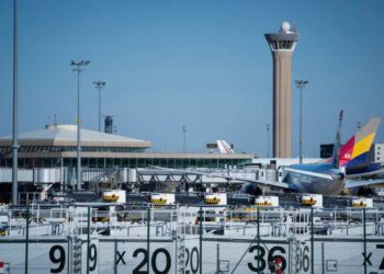 Policía de Francia mata a hombre armado con cuchillo en aeropuerto de París