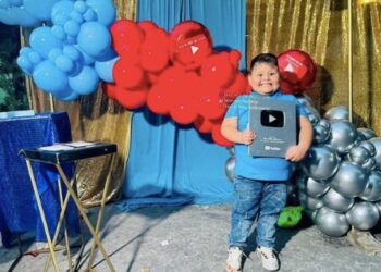 Iker ‘el niño millonario’ recibe su primera placa de YouTube y organiza fiesta