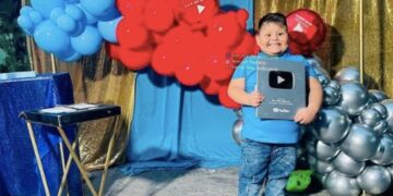 Iker ‘el niño millonario’ recibe su primera placa de YouTube y organiza fiesta