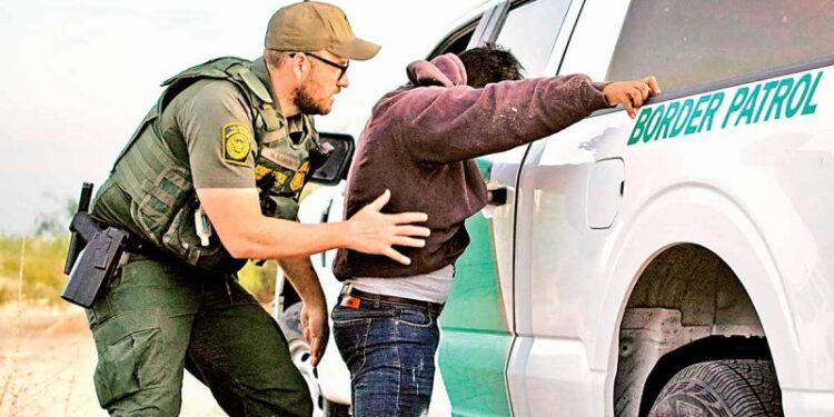 Detenciones de migrantes en frontera México-EU rompen récord