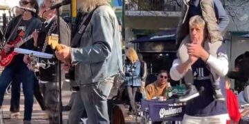 Al ritmo de ‘Eduardo’, personas y grupo musical cantan para que un papá llegue hasta su hijo perdido