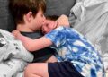 “Perdón por no vencer al cáncer”; niño se despide de su hermanito con un abrazo
