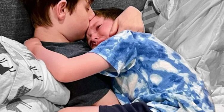 “Perdón por no vencer al cáncer”; niño se despide de su hermanito con un abrazo