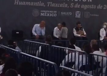 (VIDEO) Niño interrumpe en evento a AMLO para pedirle que saque a su papá de la cárcel